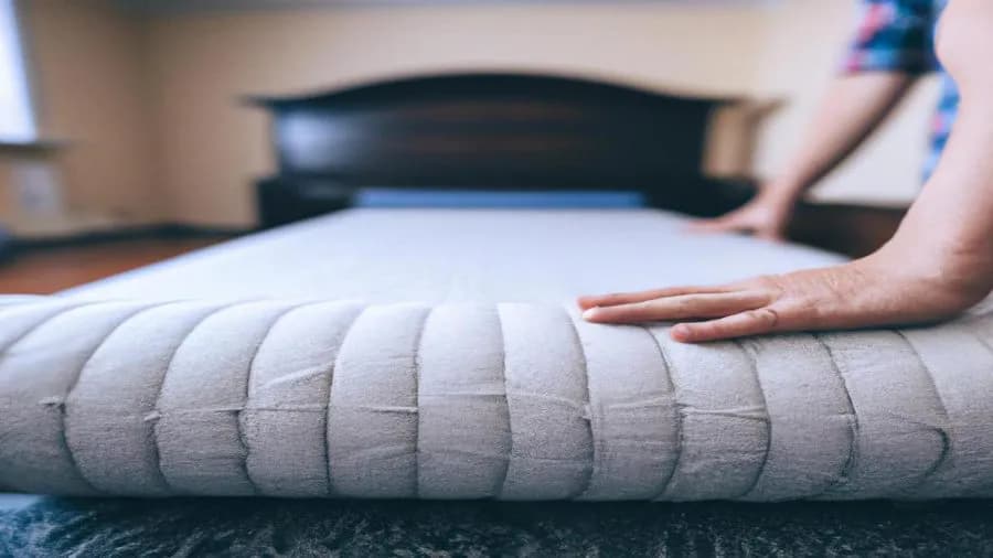 Jak zwinąć materac do transportu bez uszkodzeń i stresu
