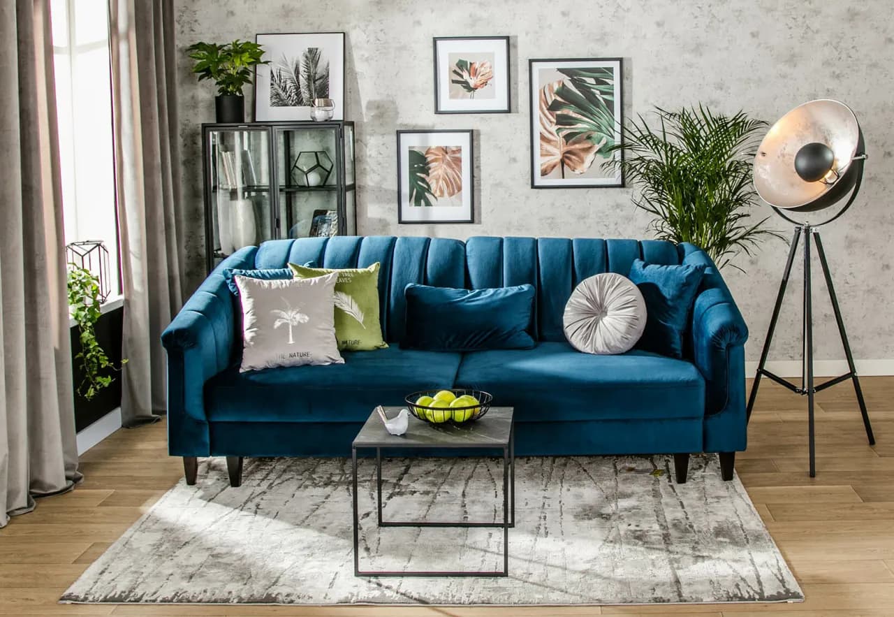 Idealne kolory ścian do granatowej kanapy, które zachwycą każdego