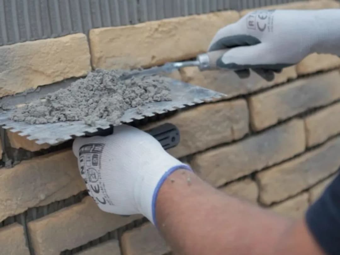 Czy kamień dekoracyjny można kłaść na farbę? Sprawdź, jak to zrobić!