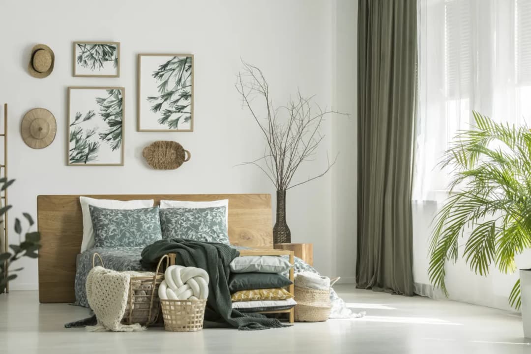 Jakie zasłony do małej sypialni, aby optycznie powiększyć przestrzeń?