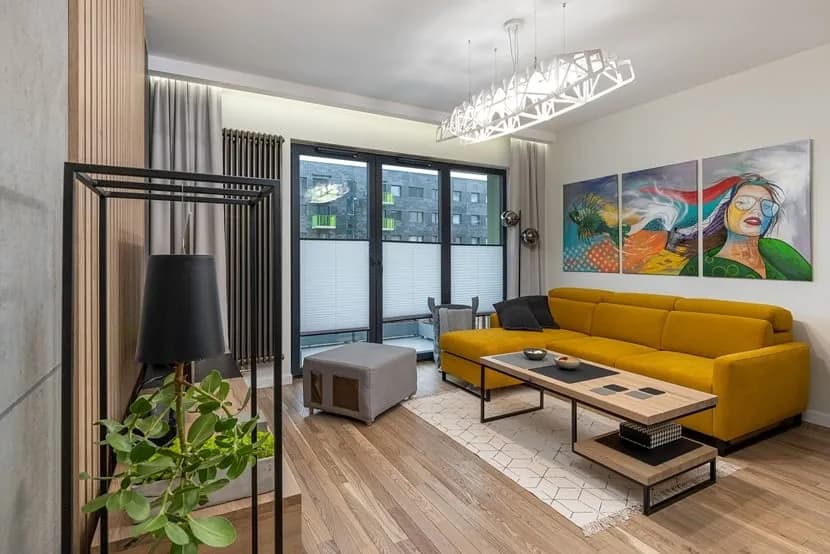 Co powiesić nad kanapą w salonie? Odkryj najlepsze dekoracje