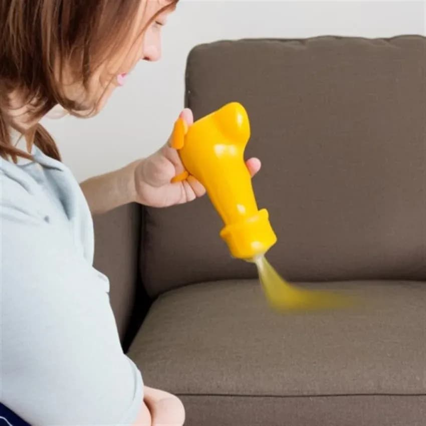 Skuteczne sposoby na usunięcie kociego moczu z kanapy bez śladów