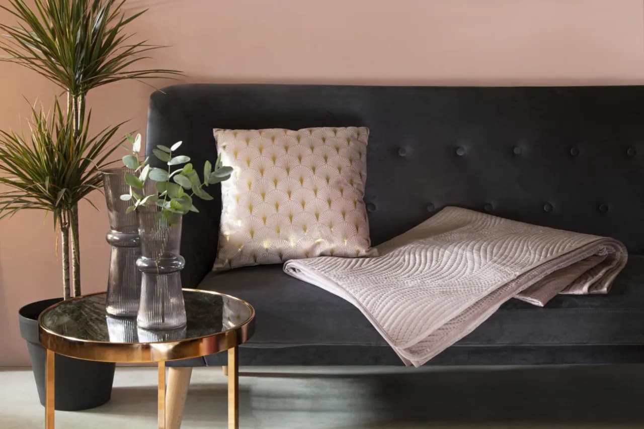 Jak skutecznie przykryć kanapę w salonie, by uniknąć zniszczeń?