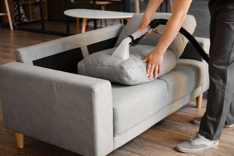 Jak wyczyścić kanapę skutecznie i uniknąć najczęstszych błędów